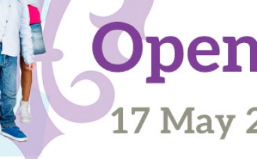 EIFA Un groupe d'enfants souriants, assis devant un globe coloré, impatients de visiter le London Wetland Center. À droite, un grand texte violet indique « Portes ouvertes », suivi d'une date en gris plus petite, le 17 mai 2025.