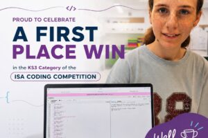EIFA Un jeune élève sourit à côté d'un ordinateur portable sur lequel s'affiche un travail de programmation. Le texte célèbre la première place remportée dans la catégorie KS3 du concours de programmation de l'ISA. On aperçoit les logos de l'ISA et de l'EIFA, avec un badge « Bravo » au premier plan.